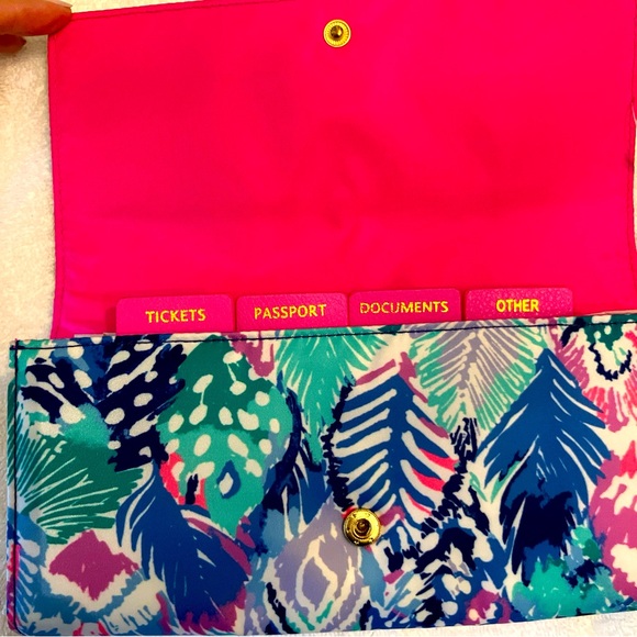 Lilly Pulitzer Travel Wallet Passport Document Organizer Folio Quill Out NWOT - Picture 5 of 5